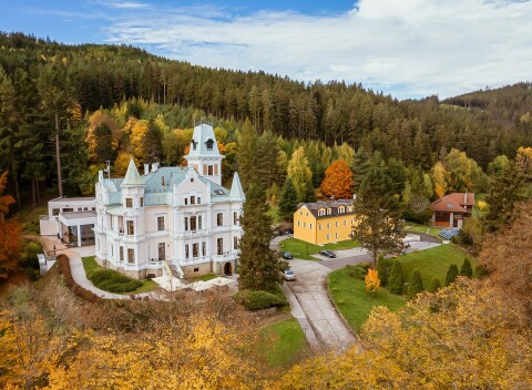Karlove Vary: Zámocký pobyt v Chateau Cihelny **** s raňajkami či polpenziou, neobmedzeným wellness a masážou
