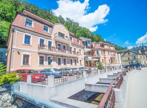 Trenčianske Teplice v Garni Hoteli Praha *** so vstupom do kúpeľov a masážou.