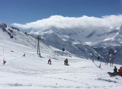 Dokonalá lyžovačka v Alpách s raňajkami a lyžiarskym svahom priamo za hotelom.