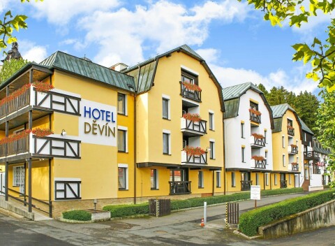 Mariánské Lázně v Spa Hoteli Děvín ***superior s polpenziou a vstupenkou do parku miniatúr, alebo kokteilom