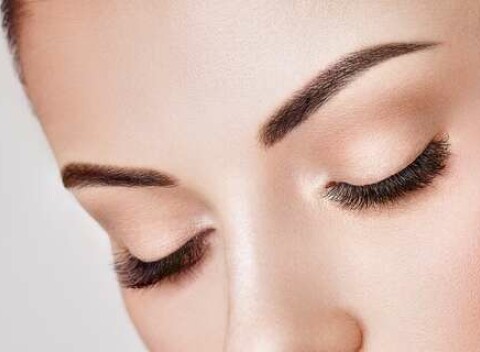 Profesionálne predlžovanie mihalníc alebo lash lifting s farbenim