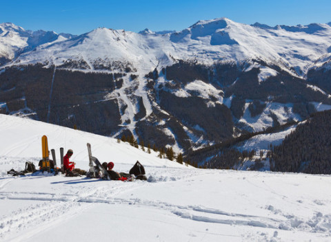 Zima v Alpách s raňajkami a lyžiarskym svahom priamo za hotelom.