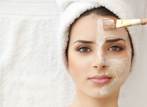 Hĺbkové čistenie pleti manuálne, ultrazvukovou špachtľou a diamantová mikrodermabrázia s masážou.