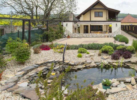 Podhájska 1,7 km od termálov: Penzión Sisi s raňajkovým bufetom + záhrada s jazierkom, vonkajší krb a gril