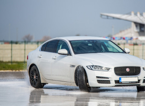 Celodenný kurz bezpečnej jazdy na SLOVAKIA RINGU - škola šmyku vhodná pre všetky úrovne vodičov.