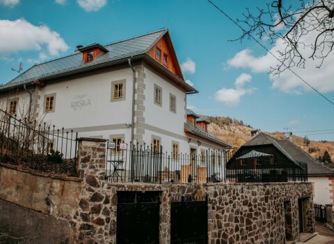 Pobyt v centre Banskej Štiavnice v historickej Resla Residence *** s raňajkami, privátnym wellness a fitness