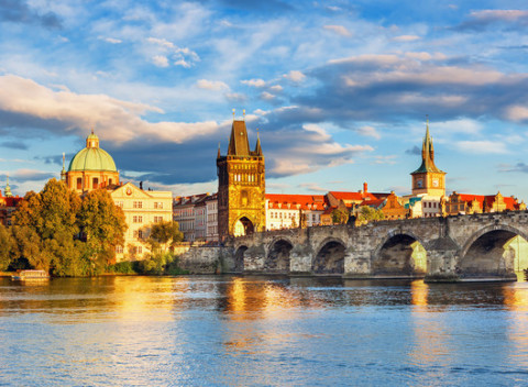 Spoznajte stovežatú Prahu vo dvojici s ubytovaním v štýlových hoteloch blízko centra s raňajkami.