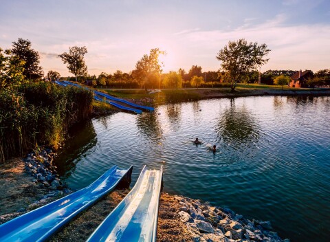 Maďarko pri jazere v Apartmánoch Sun City s raňajkami, plážou a vyžitím pre deti + možnosť vodných športov