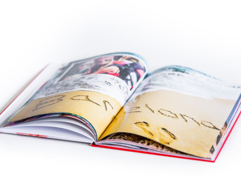 Veľká niťou šitá fotokniha na výšku s tvrdými doskami a kvalitnou tlačou.