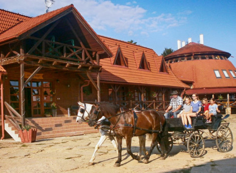 Chvíle rodinnej pohody v penzióne Slnečný majer s možnosťou jazdy na koni alebo lyžovačky.