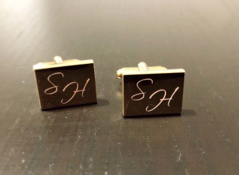 Elegantné manžetové gombíky s gravírovanými iniciálkami v darčekovej krabičke s romantickým nápisom.
