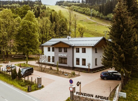 Deštné v Orlických horách blízko atrakcií: Horský penzión Apidae s raňajkami, ihriskom a úschovňou bicyklov