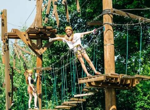 Rodinné dobrodružstvo v lanovom parku Rezortu Villa 27 - adrenalínový zážitok pre deti aj dospelých