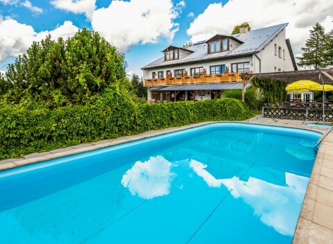 Morava pri výletných cieľoch: Rekreačný areál Na Trojáku s polpenziou, bazénmi, vírivkou a masážou + vyžitie