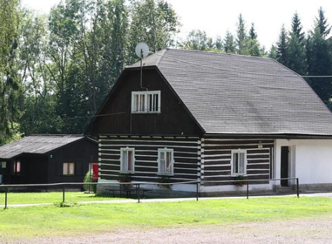 Pobyt v chatkách uprostred krásnej prírody na Broumove pre dvoch s polpenziou.