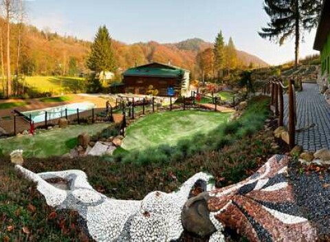 Leto v oáze pokoja Rezortu Villy 27 so vstupom do sauny a neobmedzeným kúpaním vo vonkajšom bazéne