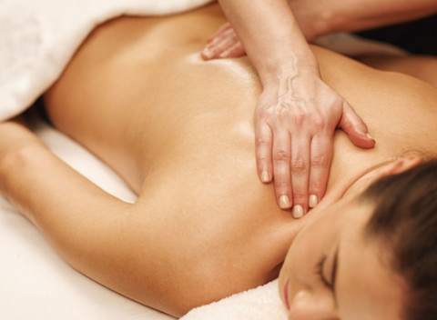 Čiastková masáž šije, chrbta, thajská olejová masáž alebo klasická relaxačná masáž.