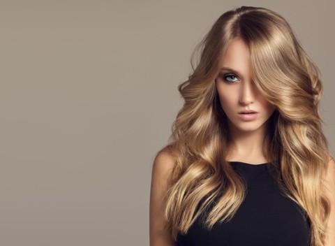 Štýlový strih, profesionálne farbenie alebo zosvetlenie vlasov od LOréal.