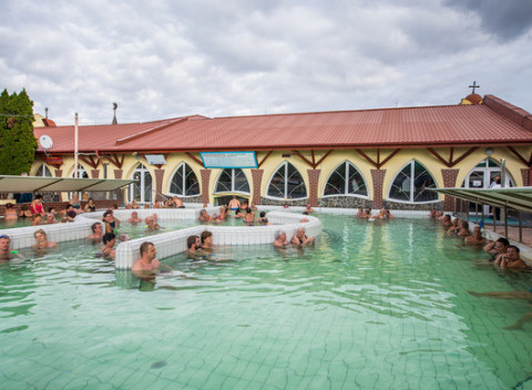 Užite si celodenný relax v THERMAL CORVINUS Veľký Meder. Celodenný vstup pre dospelú osobu.