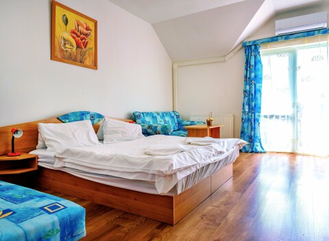 Podhájska 250-500 m od termálov v jednom z Penziónov Quatro s raňajkami a vstupenkou na kúpalisko + odvoz