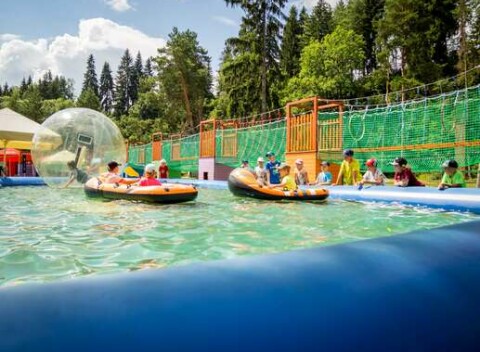 Celodenný vstup do bazéna s DINO šmýkačkami v Zábavnom parku Liptov