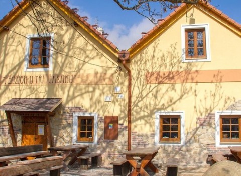 Pobyt pri národnom parku s polpenziou, vínom a privátnym wellness v penzióne U Tří Jasanů.