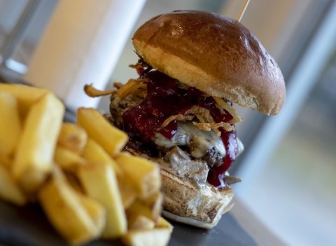 Všetky burgre z ponuky Estévečky za rovnakú cenu. Vyskúšajte tak trochu iný pohľad na burgery.