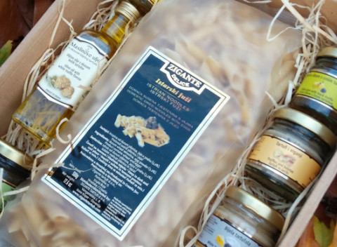 Darčekový balíček plný vzácnych a exkluzívnych výrobkov z bielej a čiernej hľuzovky.