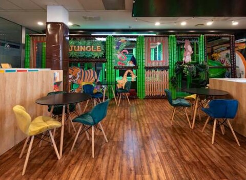 Rodinné vstupy do detského kútika LuckyLand v Bratislave a pizza podľa výberu