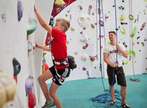 Lezecký zážitok s komplet výstrojom a inštruktorom na Lezeckej stene K2-Bratislava pre dvoch či celú rodinu