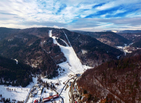 Berte lyže, boardy a utekajte na zjazdovku. Víkendový pobyt pre dve osoby pri lyžiarskom svahu.