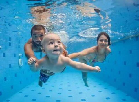 Kurz plávania pre bábätká pod vedením fyzioterapeuta a vstup do detskej sauny v ŠNOPe