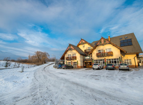 Jarná dovolenka v Tatrách v penzióne Lomnicky s výhľadom na Lomnický štít.