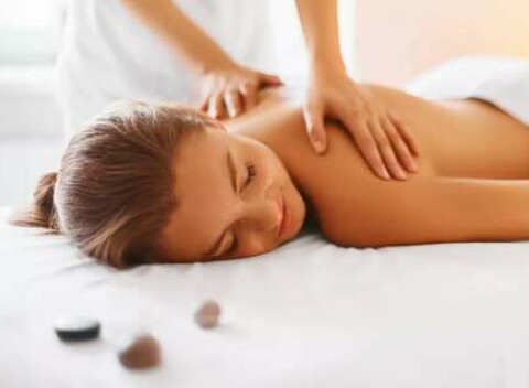 Rôzne druhy masáží v salóne Refreš - regeneračná, Lomi Lomi či manuálna lymfodrenáž