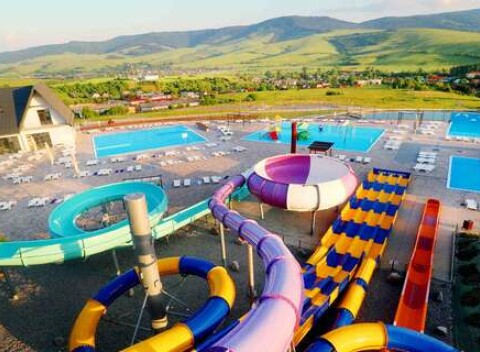 Celodenné vstupy do Aquaparku Lipany s termálnymi bazénmi a výhľadom na hory