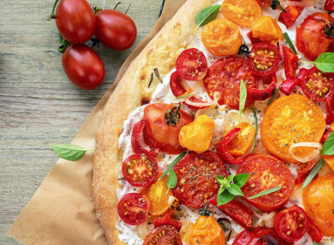 Chrumkavá pizza na Obchodnej - 1x pizza s priemerom 33 cm v Hidden Garden Restaurant podľa výberu.