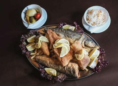 Misa plná mäsa alebo rýb v Reštaurácii u Ernesta pri vodnom mlyne v Jelke