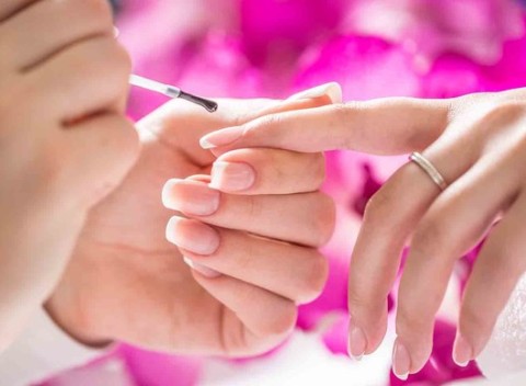 Manikúra s lakovaním, shellak alebo gélové nechty v salóne Crystal Beauty.