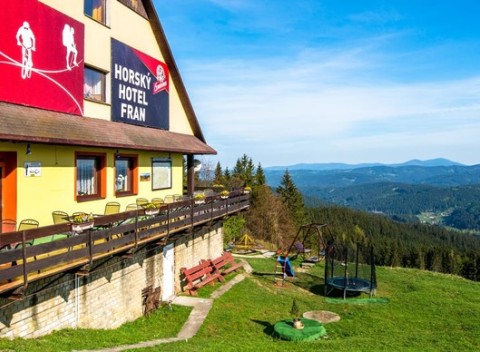 Hotel Fran v Beskydách s ubytovaním na zjazdovke, so saunou, bazénom a dieťaťom do 10 rokov.
