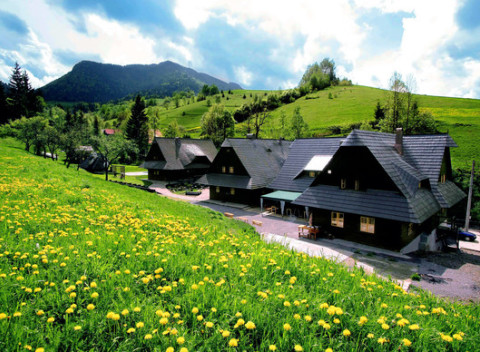 Krásne dobové drevenice Jánošíkov dvor s raňajkami a dieťaťom do 12 rokov zdarma.