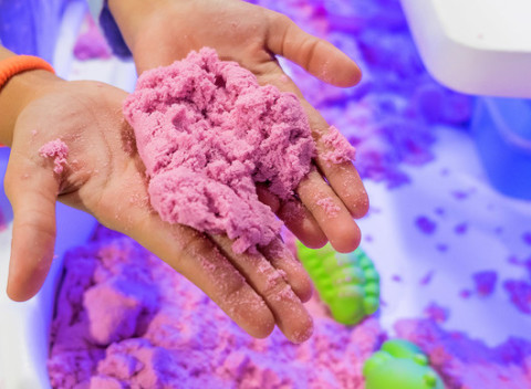 Kinetický piesok – kreatívny, zábavný a upokojujúci, na výber prírodný či farebný.