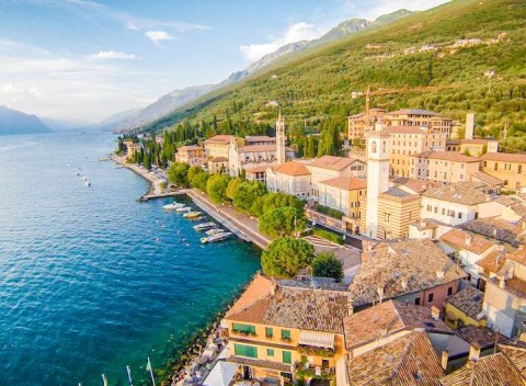 Lago di Garda v historickom Hoteli Gard Family House pri pláži s polpenziou.