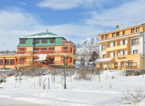 Vysoké Tatry v Miramonti Resorte s polpenziou, saunou, električkou a vínom.