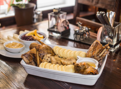 Tradičné kačacie hody pre 4 osoby a domáca knedľa či lokše v reštaurácii Kozia brána.