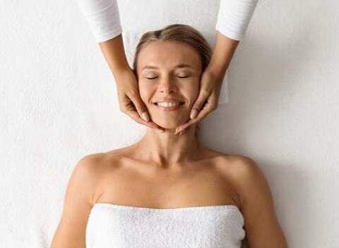 Liftingová masáž tváre a dekoltu s omladzujúcim efektom v centre Rapsodia