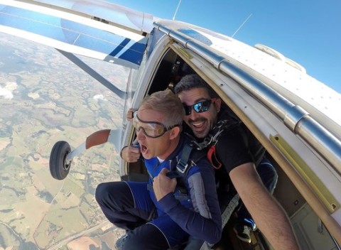 Tandemový zoskok padákom z výšky až 3500 m z letiska Dubová pri Modre.