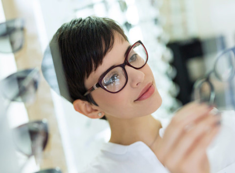 Štýlové dioptrické okuliare – rám, sklá, práca aj zábrus skiel. Dobrý zrak so štýlovým lookom!