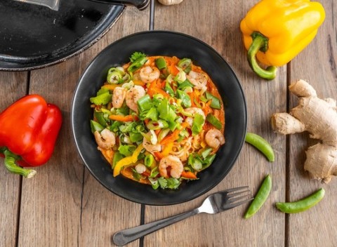 Exotické kari ryžové rezance s krevetami, zeleninou alebo tofu v Estévečke.