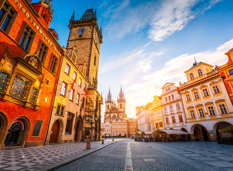 Stověžatá Praha v hosteli neďaleko historického centra s bowlingom zadarmo + raňajky či polpenzia.