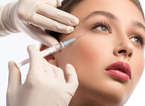 Výplň vrások či pier kyselinou hyalurónovou alebo odstránenie potenia botulotoxínom.